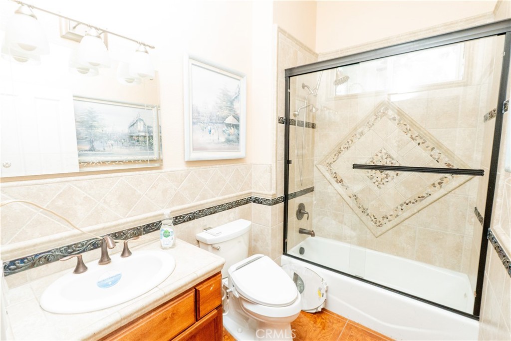 8360 Lakeshore Dr, Chowchilla, CA 93610