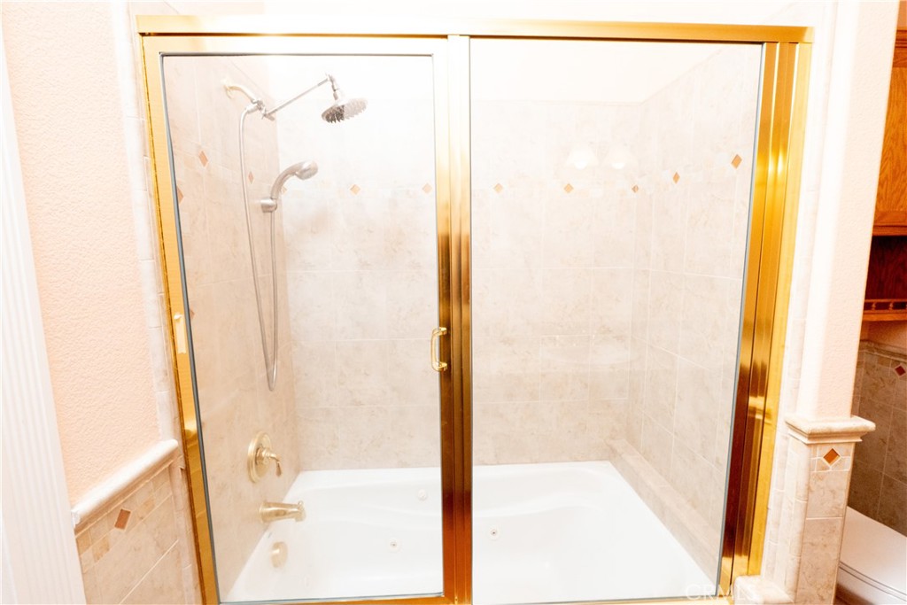 8360 Lakeshore Dr, Chowchilla, CA 93610