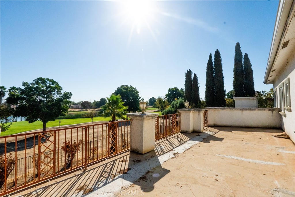 8360 Lakeshore Dr, Chowchilla, CA 93610