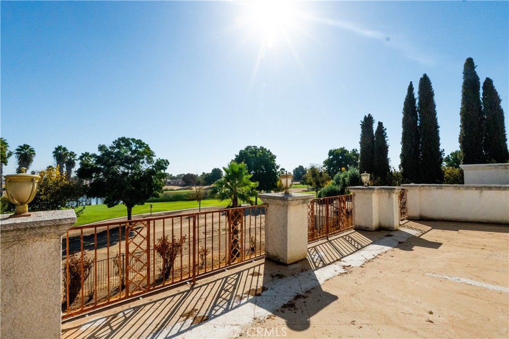 8360 Lakeshore Dr, Chowchilla, CA 93610