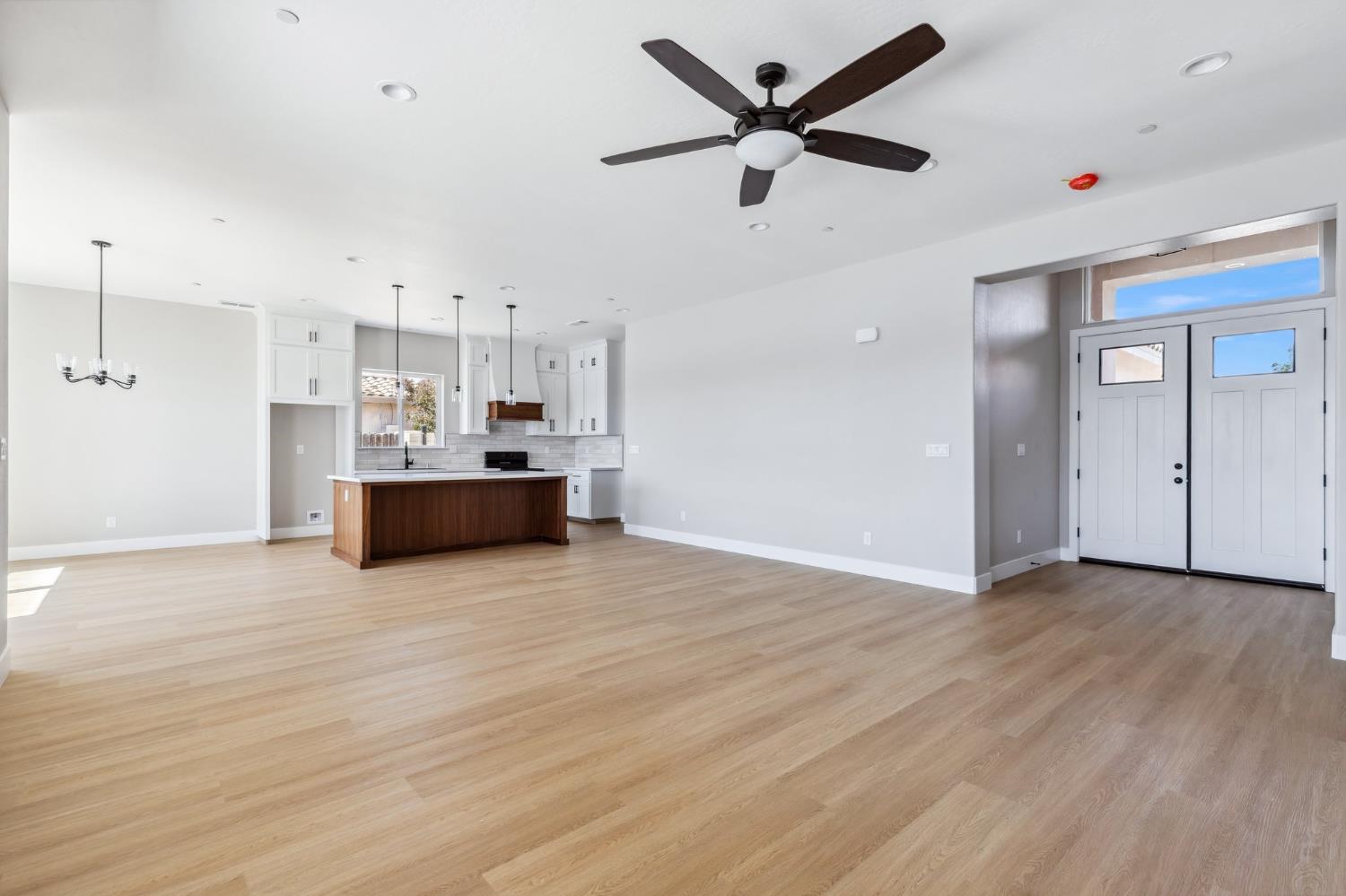 8385 Lake Shore Dr, Chowchilla, CA 93610