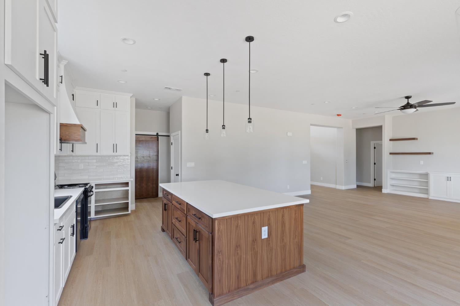 8440 Lake Shore Dr, Chowchilla, CA 93610