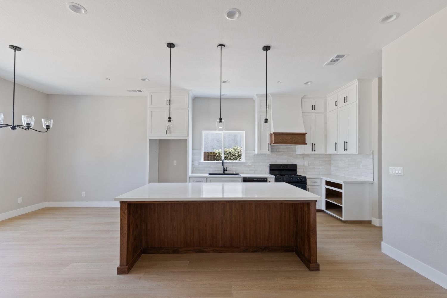 8440 Lake Shore Dr, Chowchilla, CA 93610