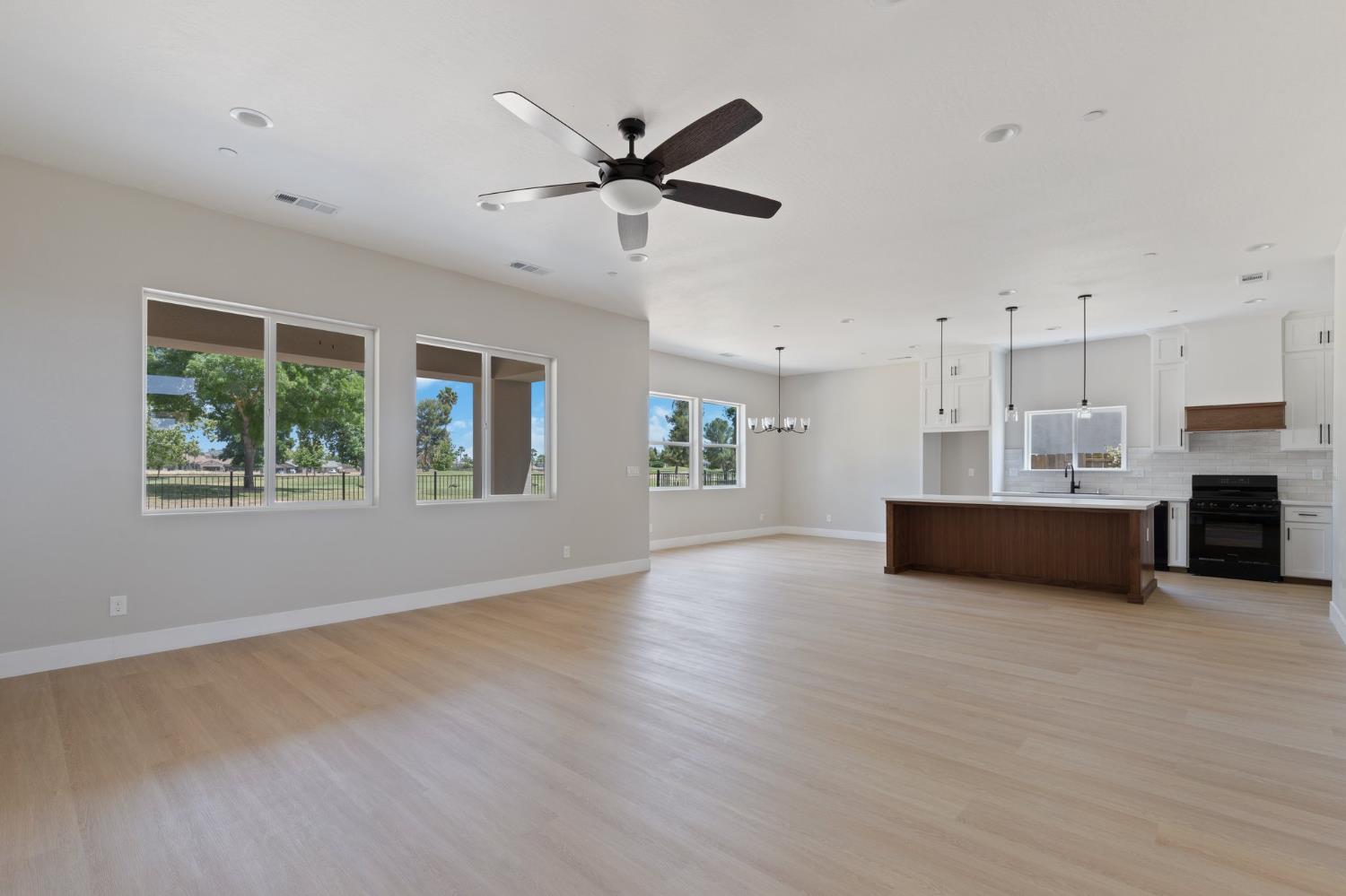 8440 Lake Shore Dr, Chowchilla, CA 93610