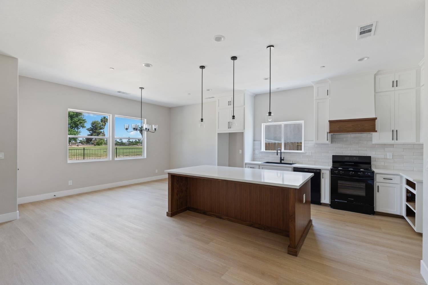 8440 Lake Shore Dr, Chowchilla, CA 93610