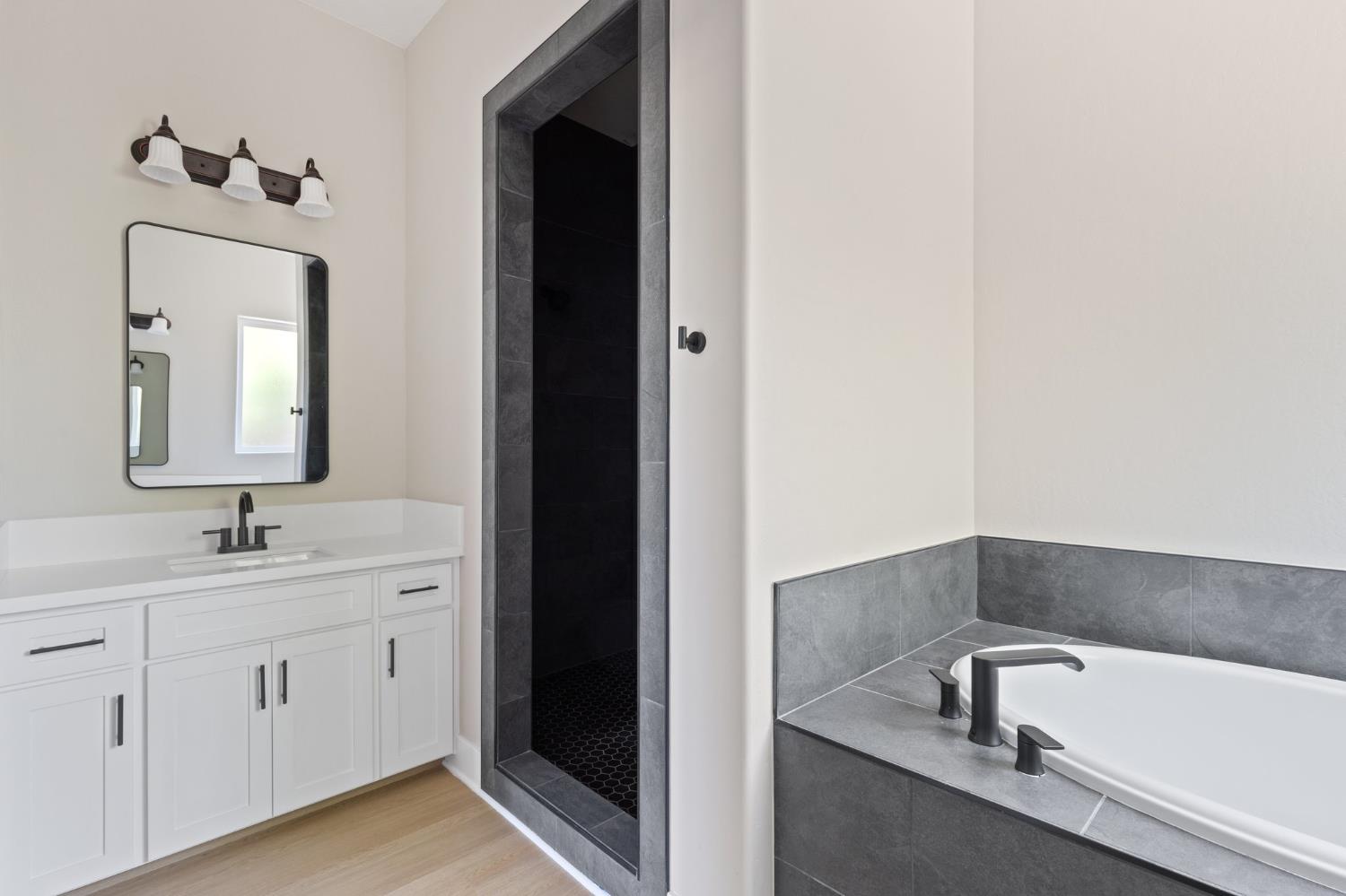 8440 Lake Shore Dr, Chowchilla, CA 93610