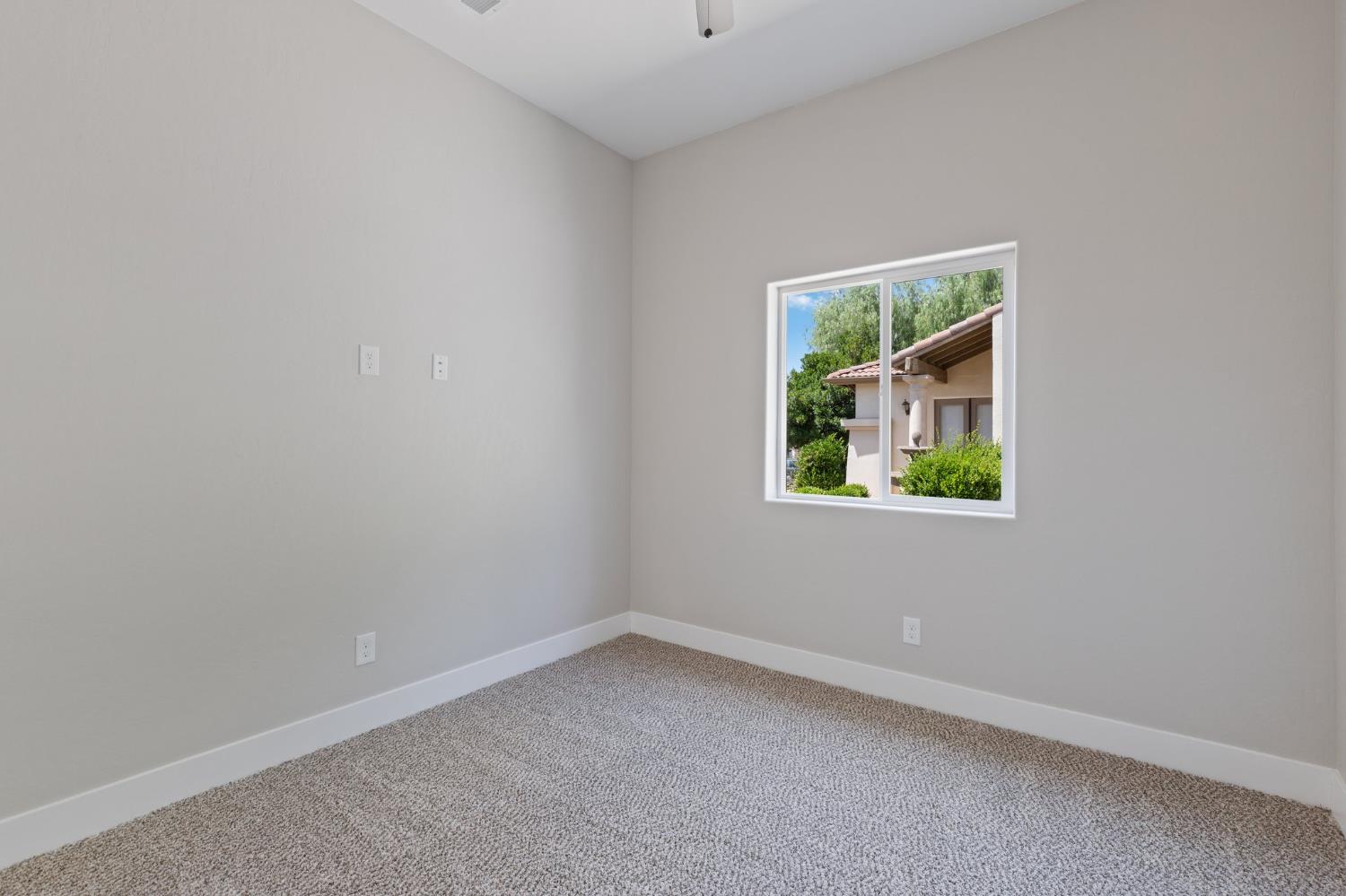 8440 Lake Shore Dr, Chowchilla, CA 93610