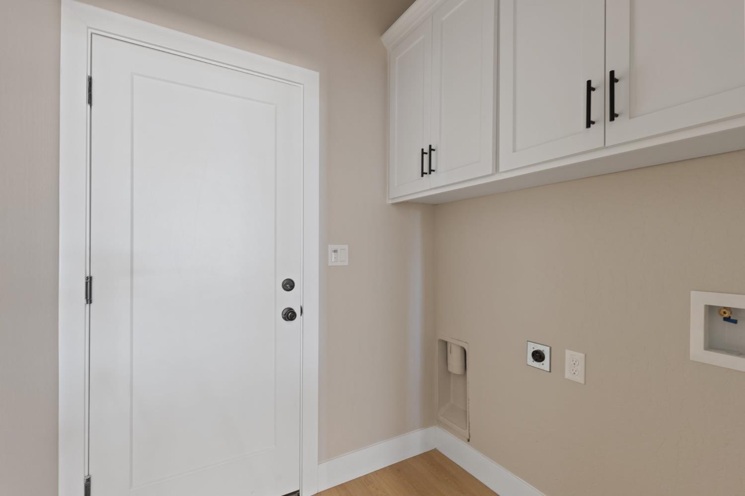 8440 Lake Shore Dr, Chowchilla, CA 93610