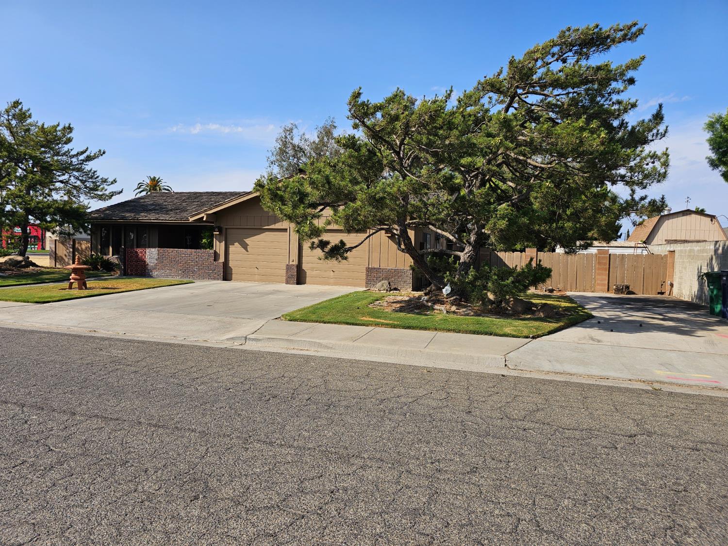 1 Adams Dr, Chowchilla, CA 93610