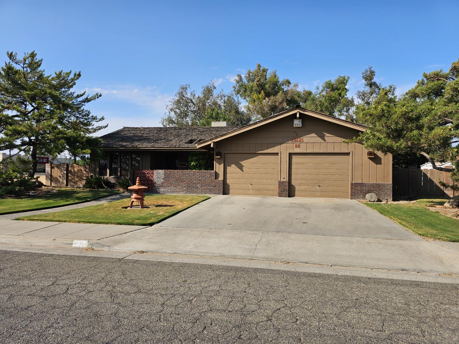 1 Adams Dr, Chowchilla, CA 93610