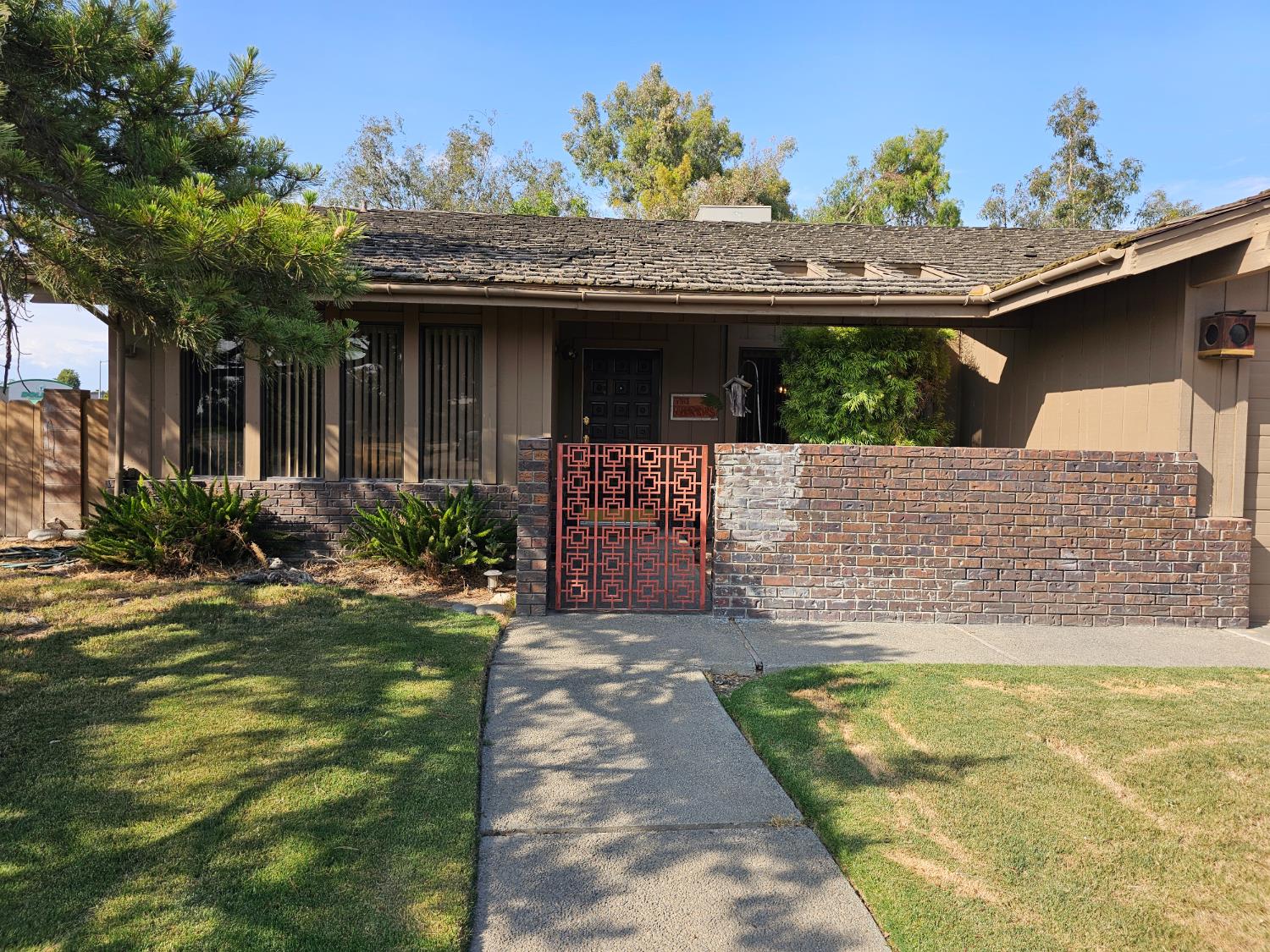1 Adams Dr, Chowchilla, CA 93610