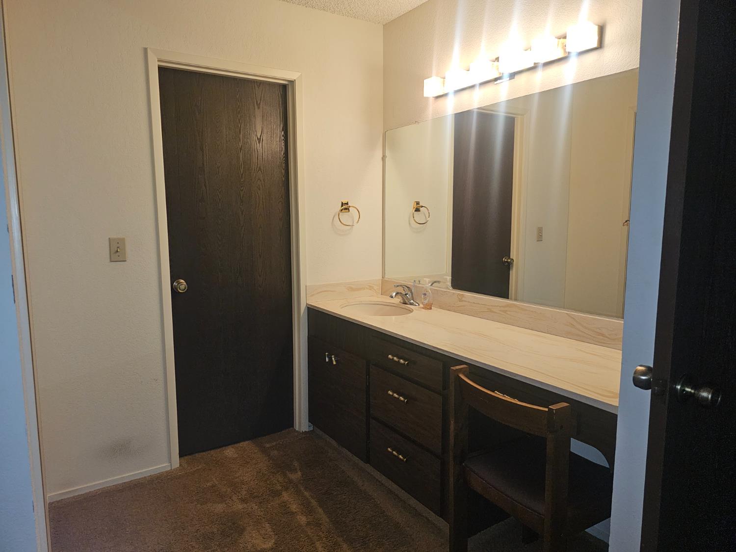 1 Adams Dr, Chowchilla, CA 93610