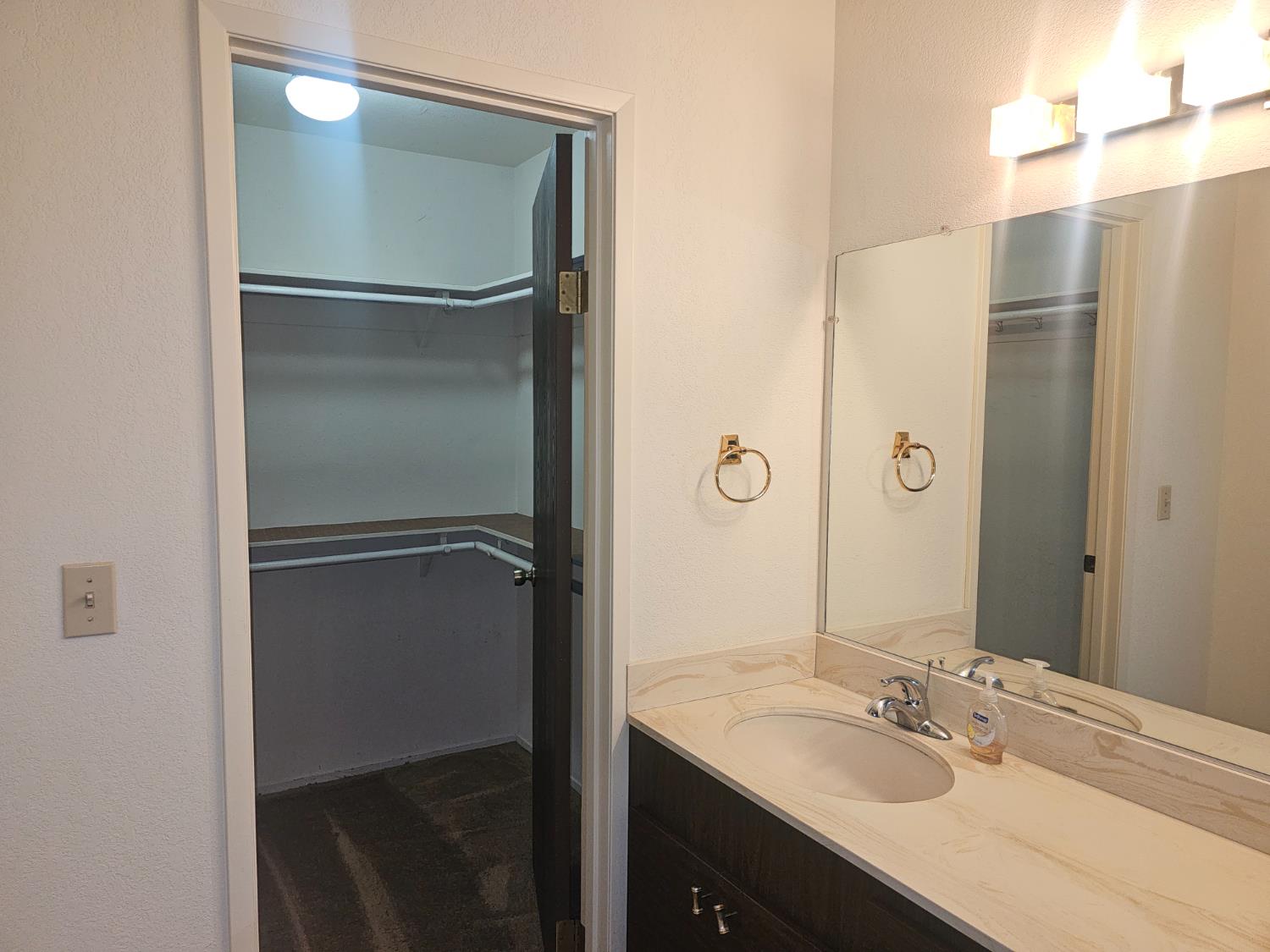 1 Adams Dr, Chowchilla, CA 93610