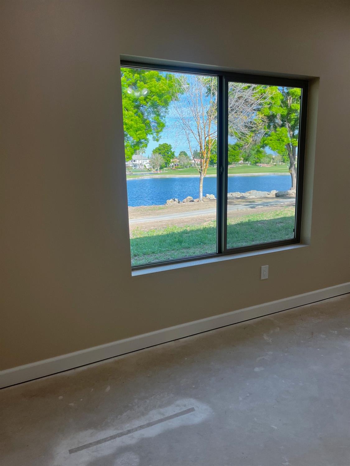 8230 Lake Shore Dr, Chowchilla, CA 93610